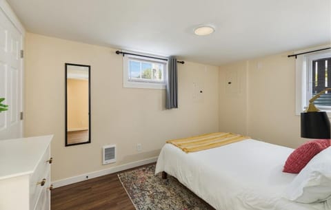 Downtown Home Walk to Restaurants and Waterfront Apartment in Tacoma