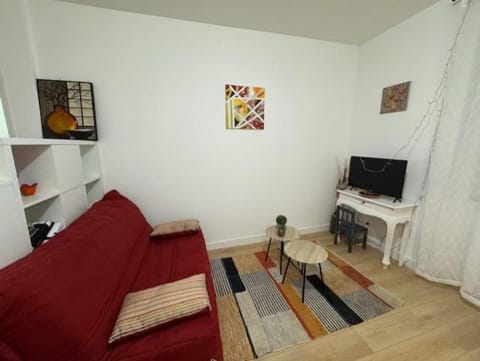 Bed, TV and multimedia, Living room, Seating area