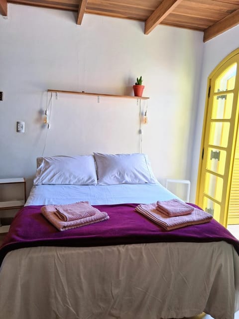 Bed, towels