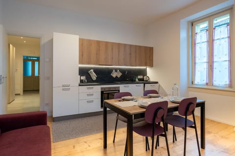 Kitchen or kitchenette, Living room, Seating area, Dining area, pet friendly, stove