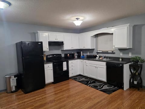 The E-Town Retreat 2BR townhouse close to Downtown Apartment in Elizabethtown