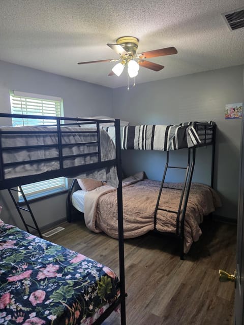 The E-Town Retreat 2BR townhouse close to Downtown Apartment in Elizabethtown