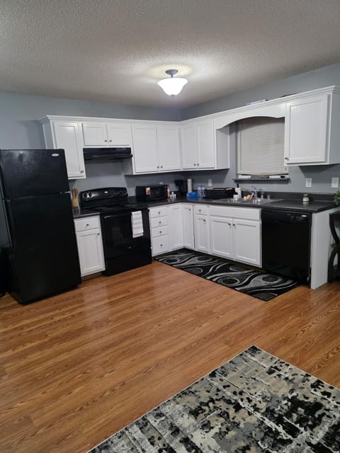 The E-Town Retreat 2BR townhouse close to Downtown Apartment in Elizabethtown