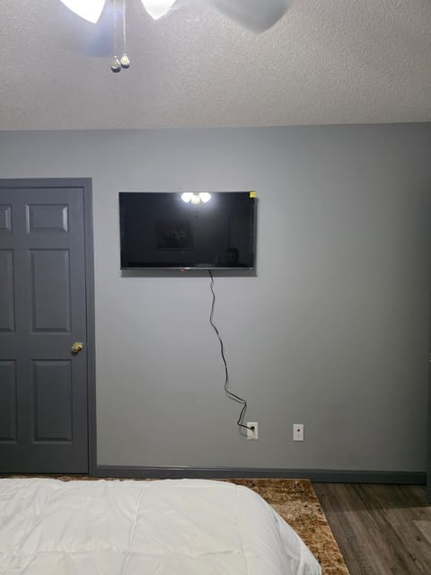 The E-Town Retreat 2BR townhouse close to Downtown Apartment in Elizabethtown