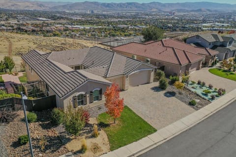 Property building, Neighbourhood, Bird's eye view, Mountain view, Street view, Parking