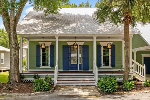 Property building, Facade/entrance, Day