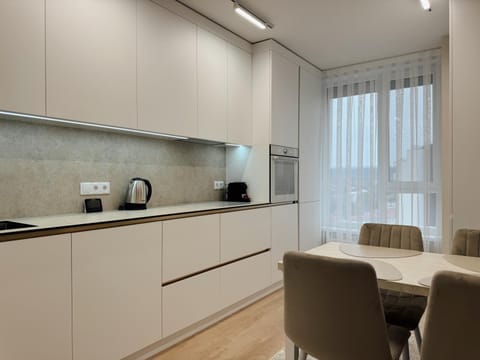 Coffee/tea facilities, Kitchen or kitchenette, Dining area