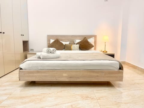 Bed, Photo of the whole room, Bedroom, towels