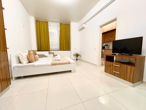 Bed, TV and multimedia, Photo of the whole room, Seating area, Evening entertainment, Bedroom