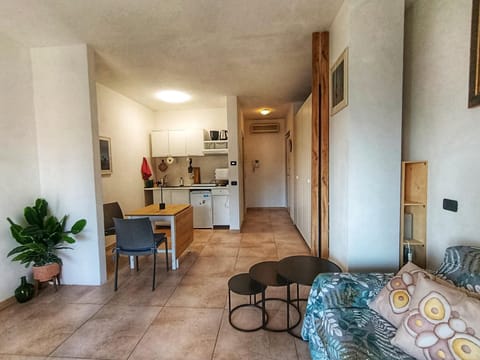 Kitchen or kitchenette, Living room, Seating area, Dining area, stove