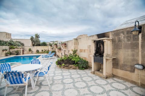 Property building, Patio, Day, BBQ facilities, Garden, Pool view, Swimming pool, sunbed