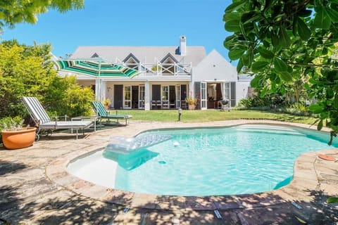 Property building, Patio, Natural landscape, Garden, Garden, Garden view, Pool view, Swimming pool, Swimming pool, sunbed