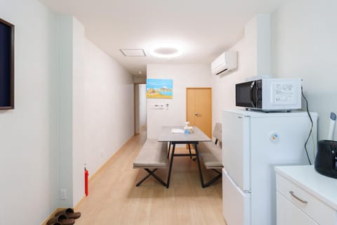 Kitchen or kitchenette, Dining area