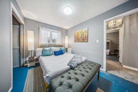 Blue Bayou Cozy in South Cleveland House in Cleveland Heights