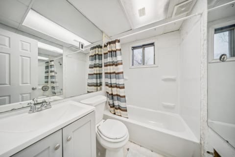 Blue Bayou Cozy in South Cleveland House in Cleveland Heights