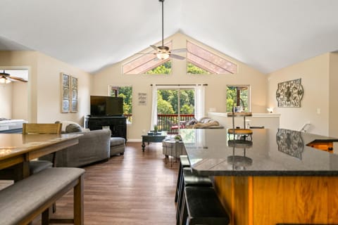 Kitchen or kitchenette, Living room, Seating area, Dining area