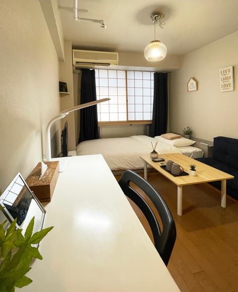 Bed, TV and multimedia, Living room, Photo of the whole room, Seating area, Bedroom