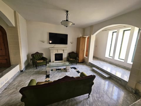 TV and multimedia, Living room, Seating area, Evening entertainment