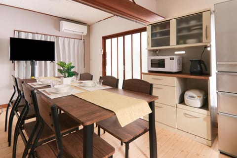Communal lounge/ TV room, TV and multimedia, Living room, Dining area, air conditioner