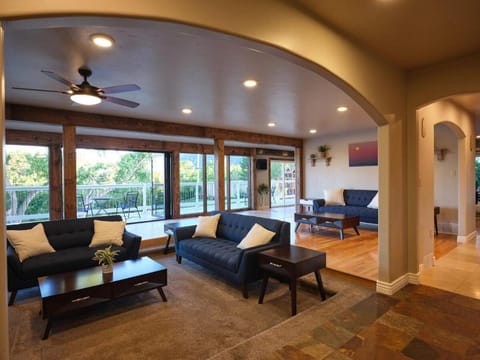 Amazing Views, Amazing Modern Broadmoor Home House in Colorado Springs