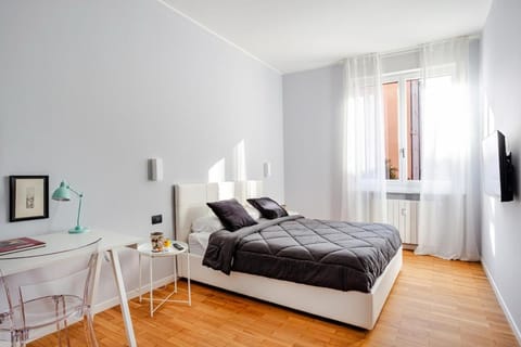 Bed, TV and multimedia, Photo of the whole room, Bedroom