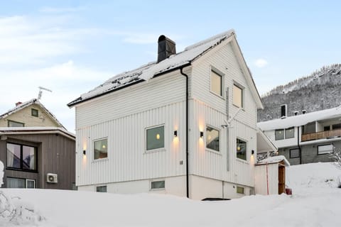 Turistvegen Tromsdalen - Stay Near Tromsø Cable Car House in Tromso