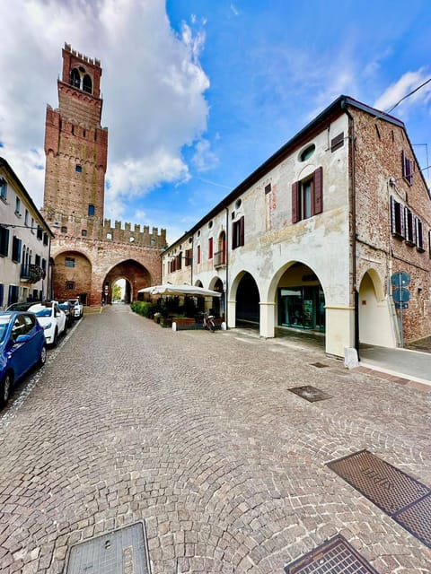 Property building, Neighbourhood, Landmark view, Street view, Location, Parking