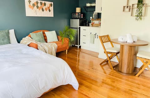 Bed, Photo of the whole room, Seating area
