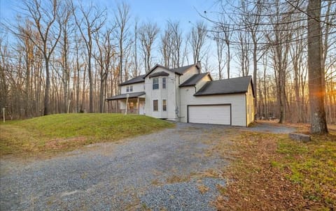 Lake Area 6BR Pet friendly home in Poconos - Your Pocono Retreat House in Coolbaugh Township
