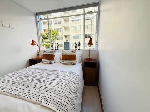 Newly renovated, central, secure 3 bedroom apartment with ACs and loadshed proof! Apartment in Sea Point