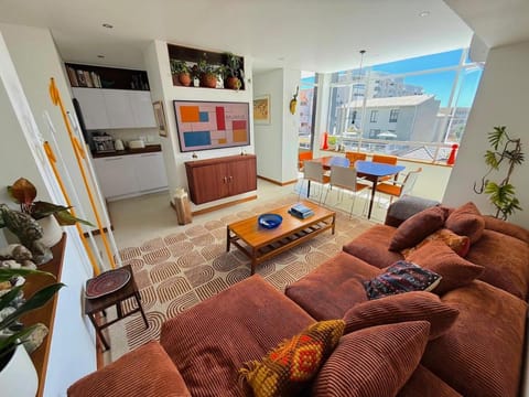 Newly renovated, central, secure 3 bedroom apartment with ACs and loadshed proof! Apartment in Sea Point