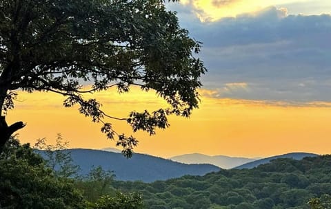 New! Scenic Wintergreen Home Dog Friendly House in Nelson County