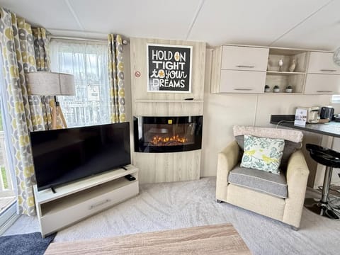 TV and multimedia, Living room, Seating area, fireplace