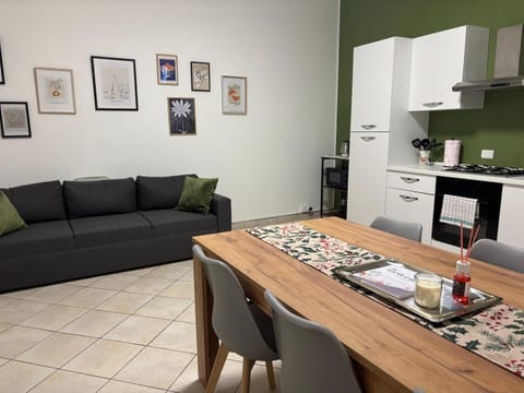 Kitchen or kitchenette, Living room, Seating area, Dining area, oven, pet friendly, stove