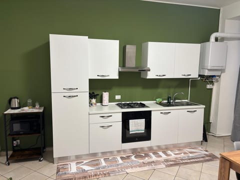 Kitchen or kitchenette, oven, pet friendly, stove