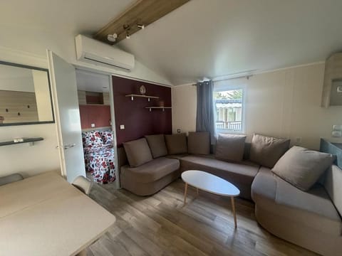 Kitchen or kitchenette, Living room, Seating area, Dining area, air conditioner