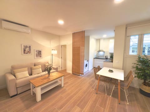 TV and multimedia, Kitchen or kitchenette, Living room, Seating area, Dining area, air conditioner