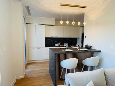 Kitchen or kitchenette, Living room, Seating area, Dining area, stove