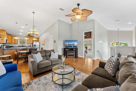 TV and multimedia, Kitchen or kitchenette, Living room, Seating area, Dining area