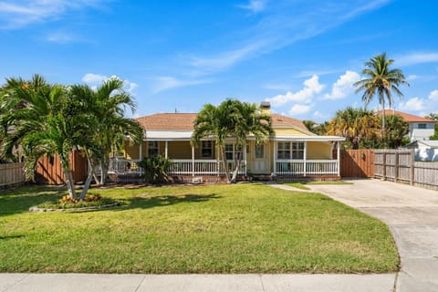 Property building, Day, Garden, Garden view