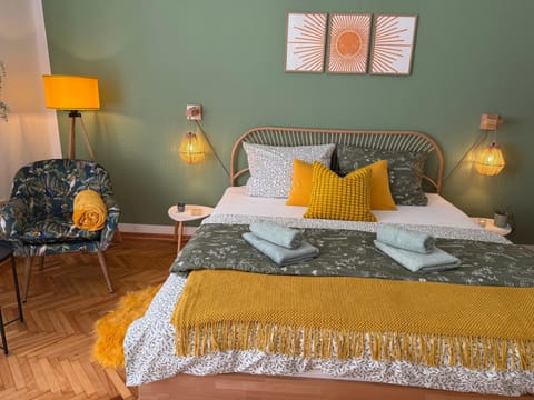 Bed, Living room, Photo of the whole room, Seating area, Bedroom, towels