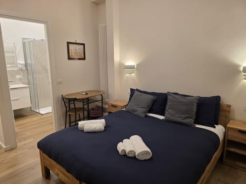 Bed, Bathroom, Photo of the whole room, Bedroom, towels