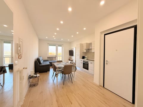 Kitchen or kitchenette, Dining area, oven, stove