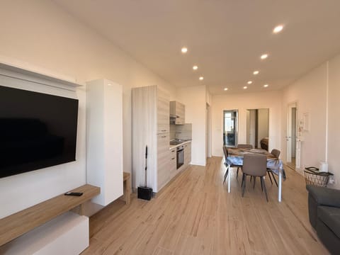 TV and multimedia, Kitchen or kitchenette, Living room, Seating area, Dining area