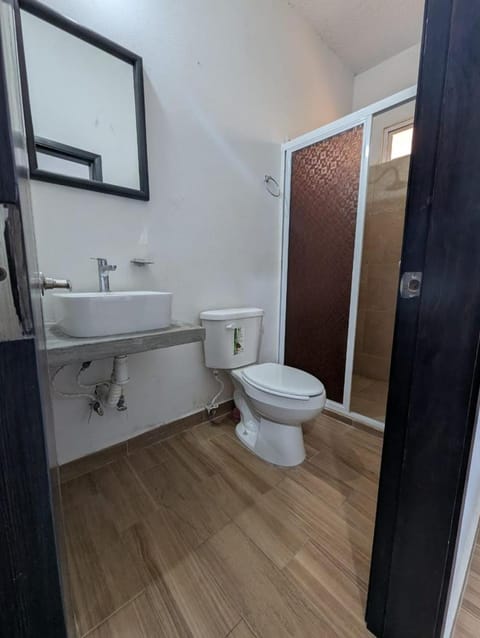 Céntrica habitación cama queen - Gran Nehtolli #6 - Sin Estacionamiento Capsule hotel in Hidalgo, Mexico