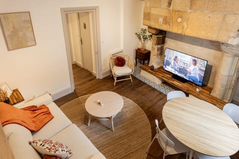 TV and multimedia, Living room, Seating area, Dining area, fireplace