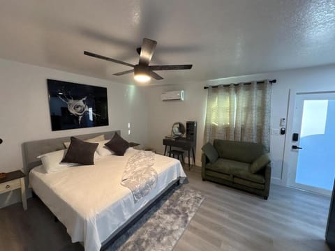 Bed, TV and multimedia, Photo of the whole room, Seating area, Bedroom, air conditioner