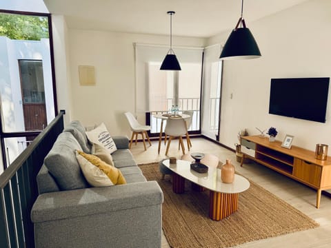 Communal lounge/ TV room, TV and multimedia, Living room, Seating area, Dining area, Evening entertainment