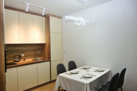 Kitchen or kitchenette, Dining area