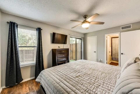 Upgraded 1BD condo Pool Irving I45 House in Irving